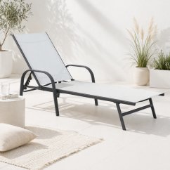 Šedé zahradní lehátko s nastavitelným opěradlem - ideální pro relaxaci