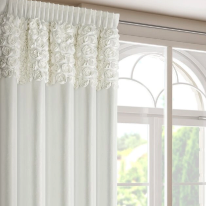 Kremový zamatový záves s 3D ružami - riasiaca páska