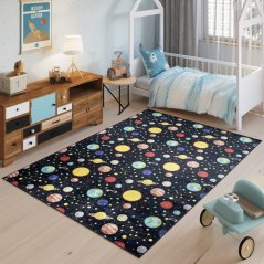 Kinderteppich mit dem Motiv von Planeten und Sternen