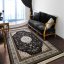 Čierny vzorovaný vintage koberec do obývačky