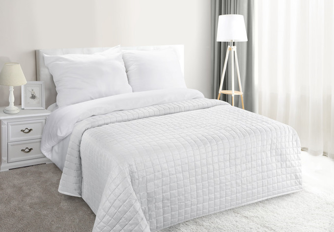 Bílý jednobarevný přehoz na postel s prošíváním