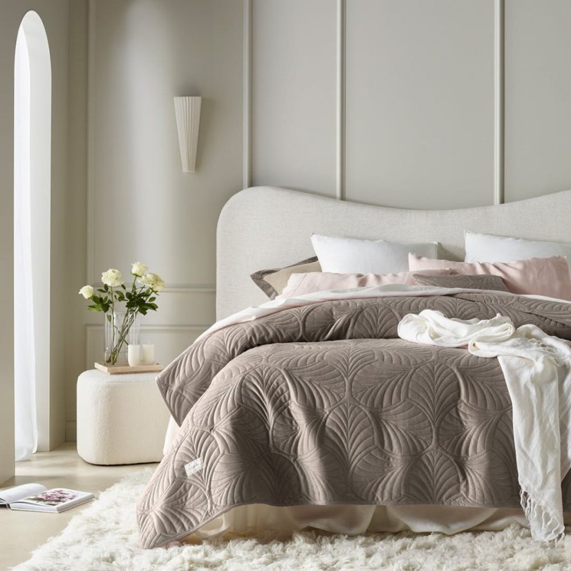 Hnedý velúrový prehoz na posteľ Feel 240 x 260 cm