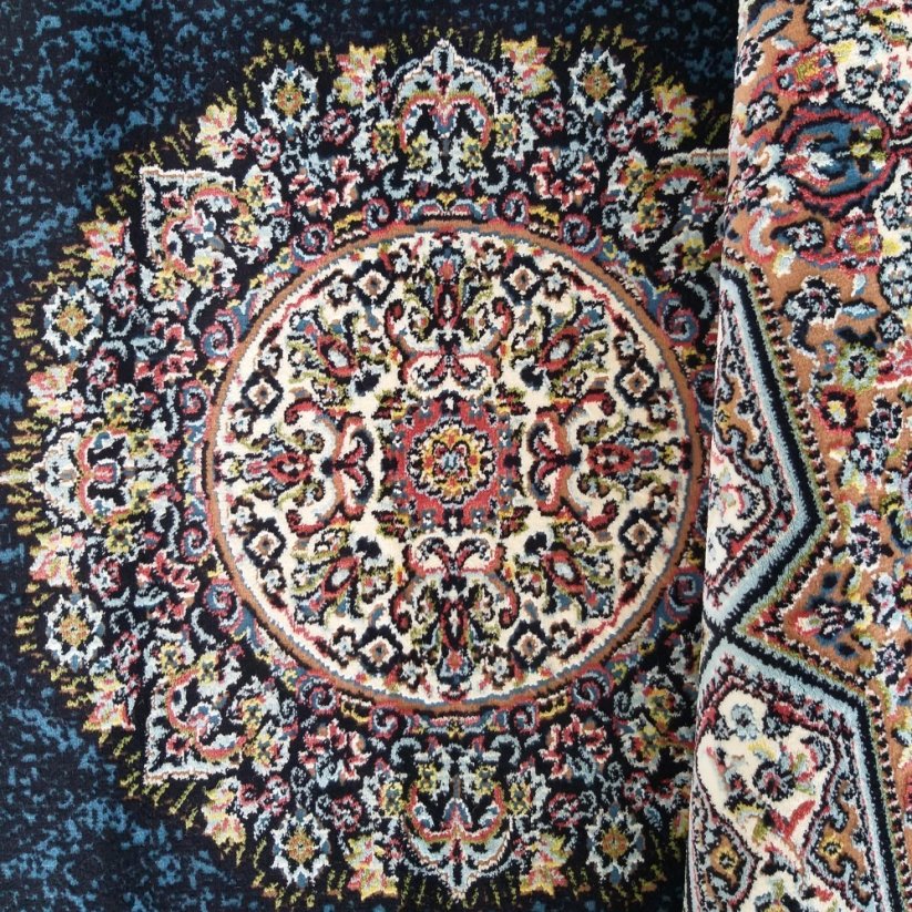 Luksuzni plavi tepih s prekrasnim detaljima u boji