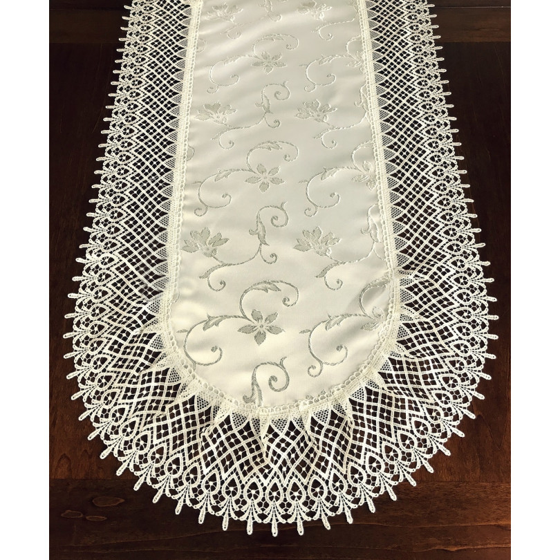 Luxus bézs színű ovális terítő finom hímzéssel és csipkével