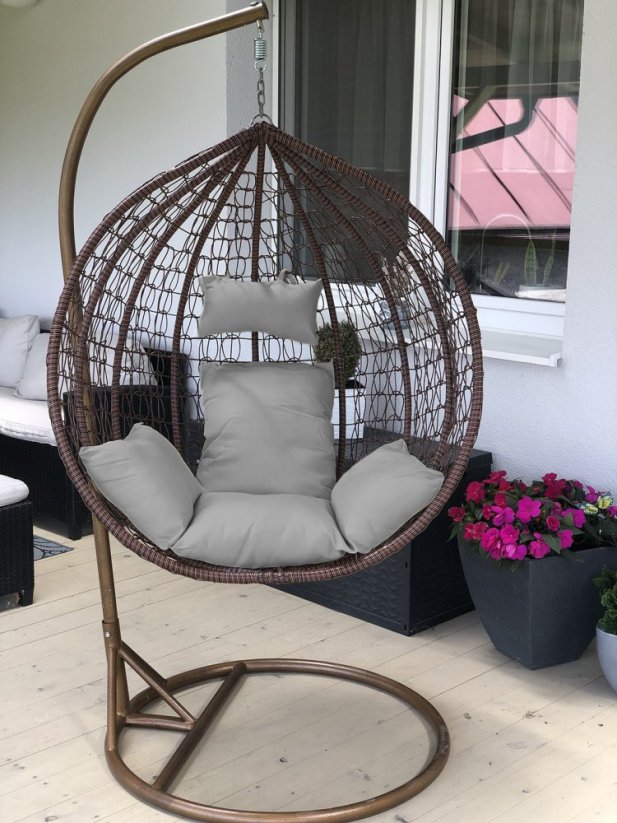 Hnedé závesné kreslo so sivými vankúšmi