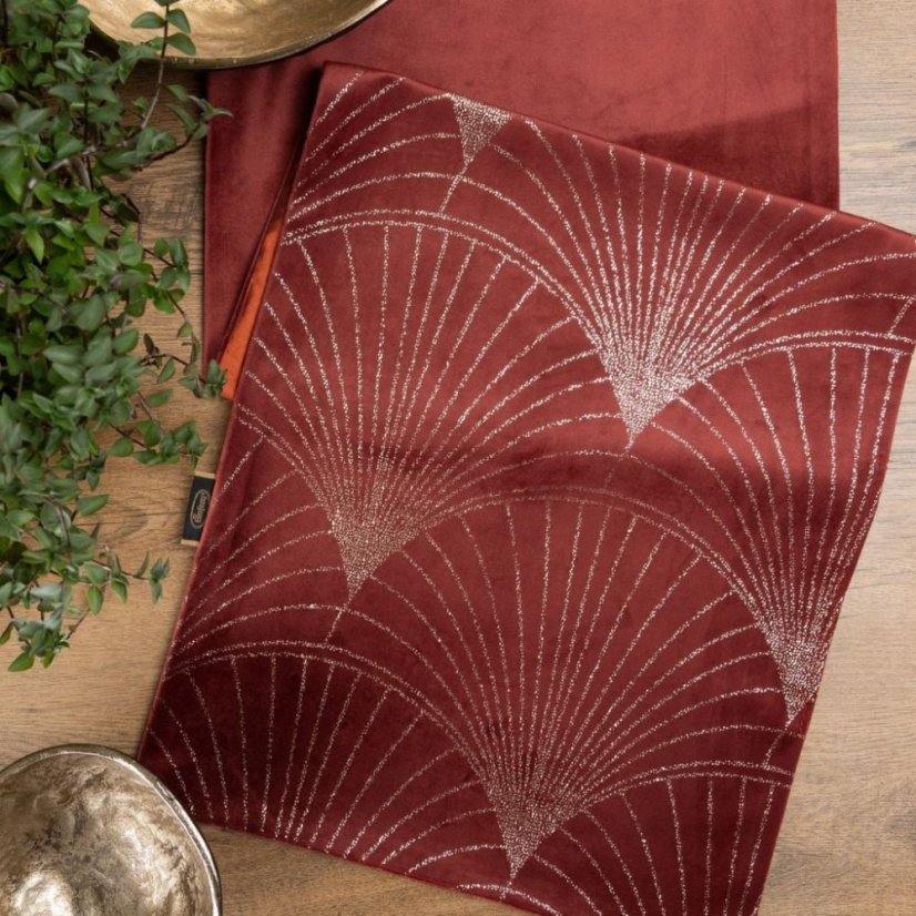 Zamatový stredový obrus s lesklou potlačou tehlovej farby