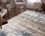 Непреходен многоцветен килим с модерен дизайн