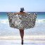 Telo mare trendy - bianco con motivo leopardato 100x180 cm