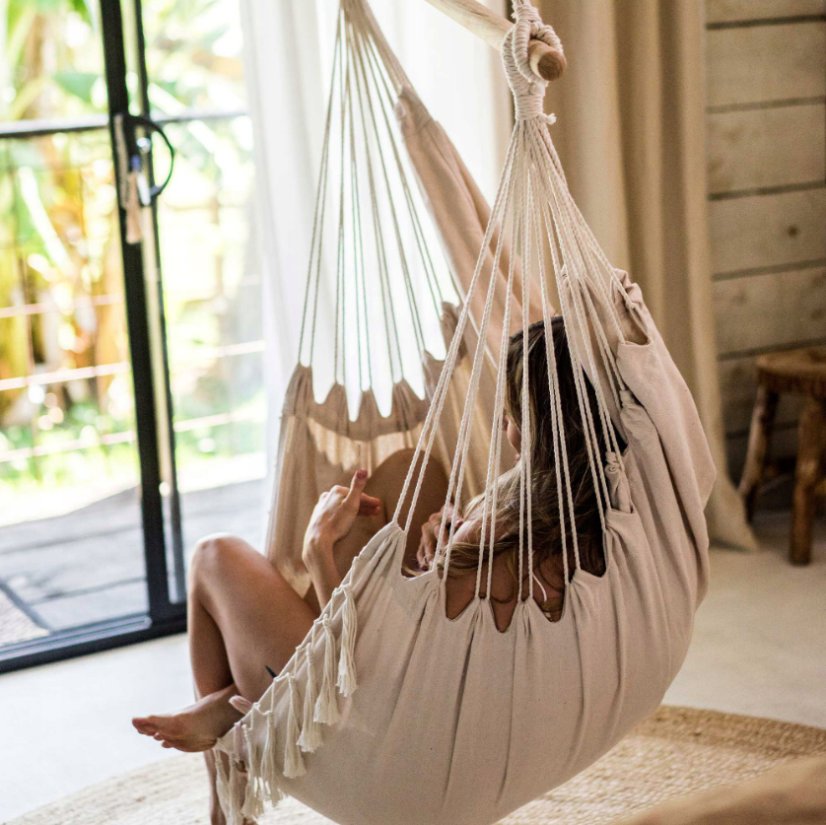 Závesné kreslo s vankúšom béžovej farby