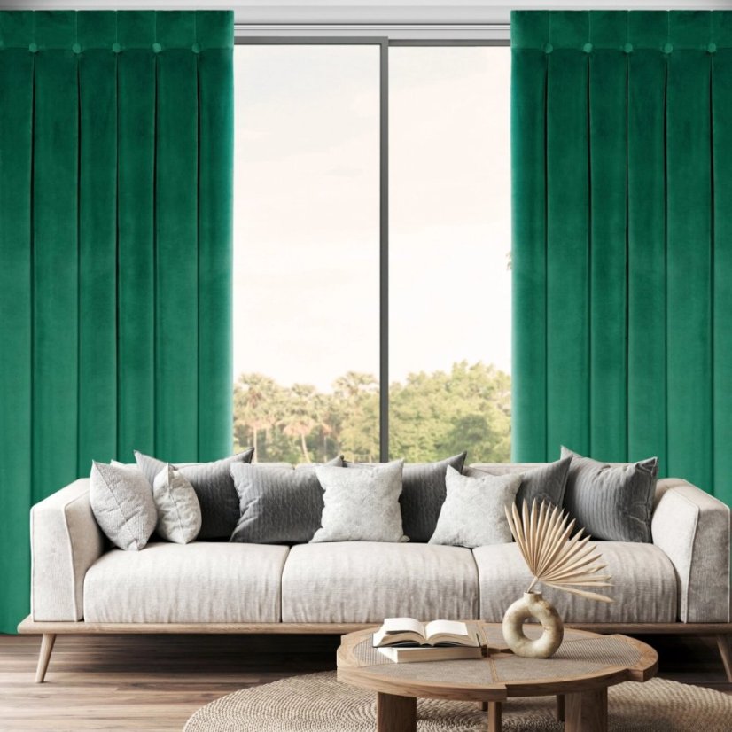 Zelený zamatový záves s ozdobným prešívaním a gombíkmi v hornej časti