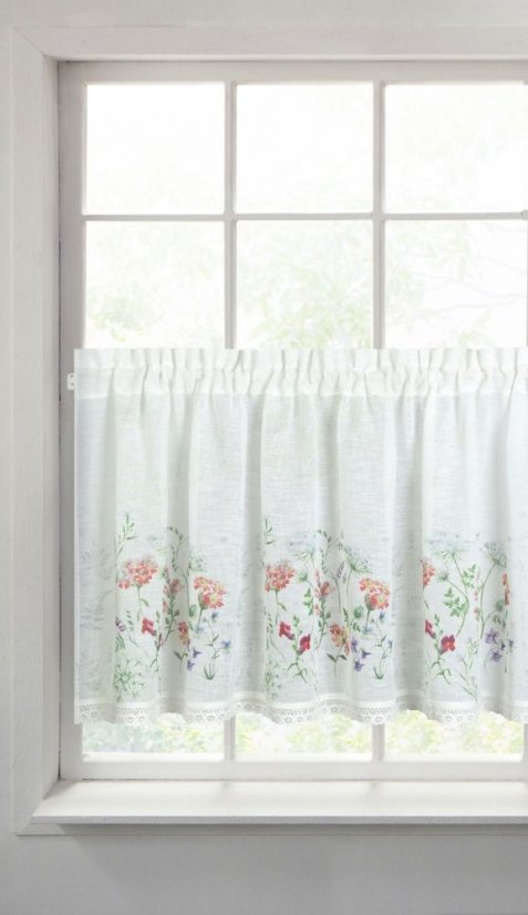 Romantická okenní dekorace ve venkovském stylu