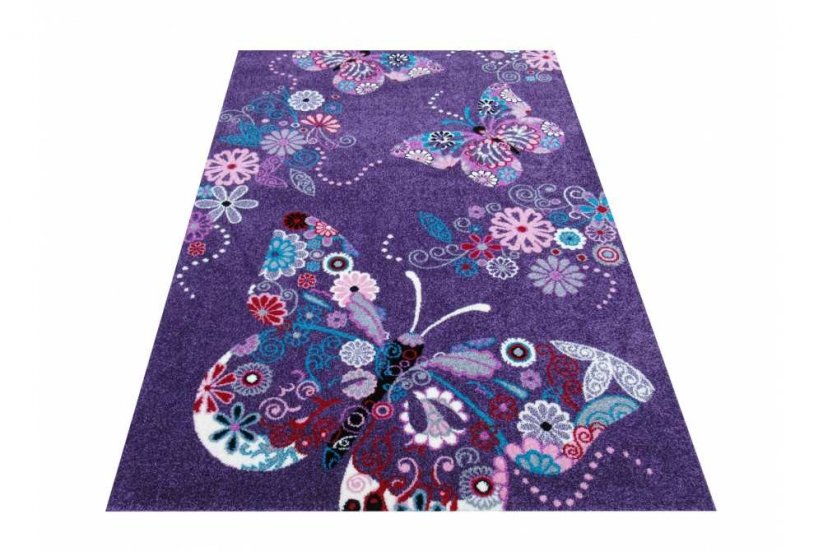 Weicher lila Teppich mit Schmetterlingen