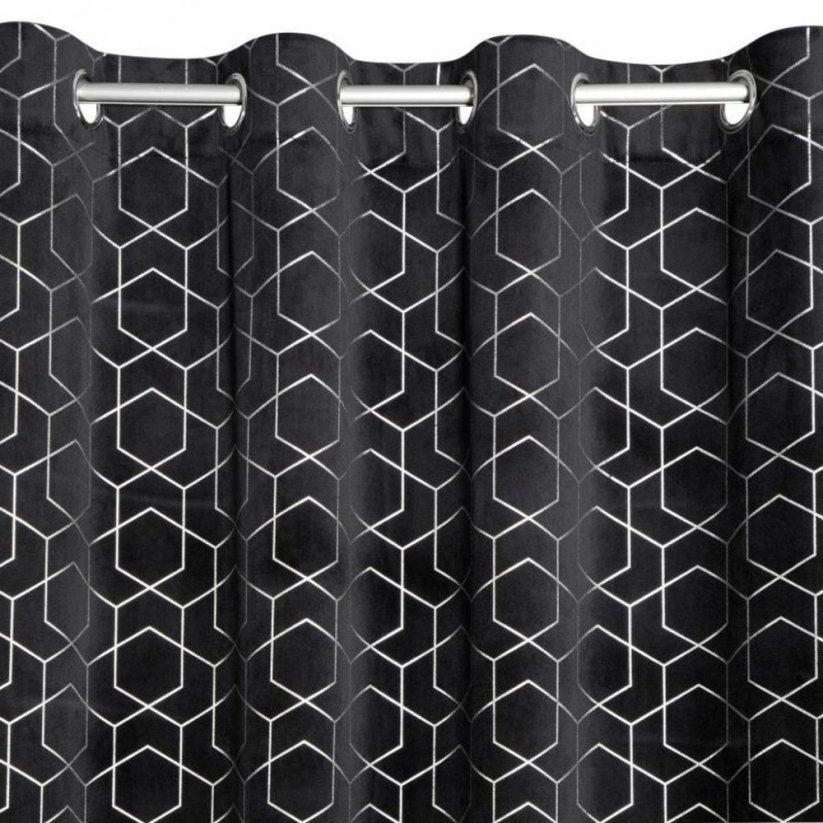 Elegantní závěsy černé barvy s geometrickým motivem