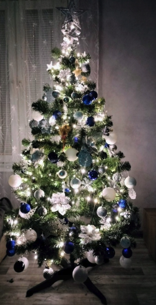 Zasnežená jedlička so šiškami 180 cm
