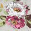Világosszürke kétoldalas ágytakaró romantikus virágmintával