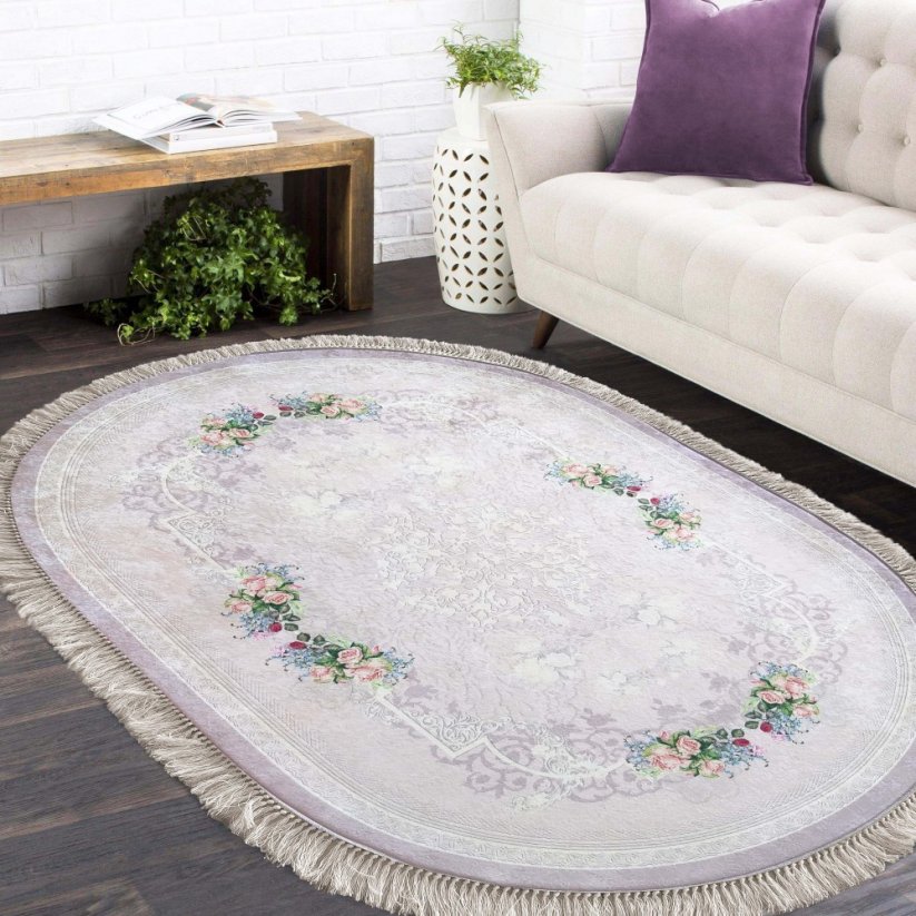 Fialový oválny koberec s kvetinovým motívom