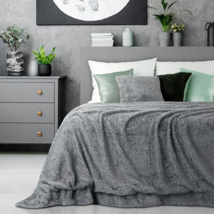 Chlpatý prehoz na posteľ sivej farby