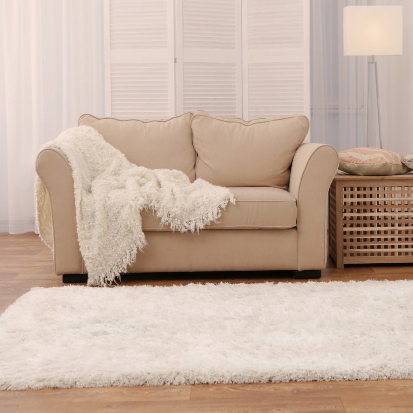 Kvalitní bílý koberec s dlouhým vlasem