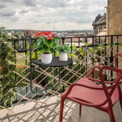 Závesný balkónový stolík – skladací, nastaviteľný a odolný voči počasiu
