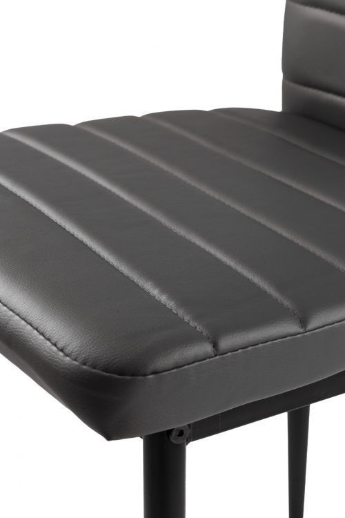 Sada 4 elegantných stoličiek v čiernej farbe s nadčasovým dizajnom