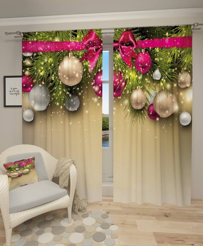 Čudovita zavesa z božičnimi kroglicami