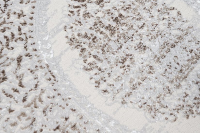 Dizajnový vintage koberec so vzorom v krémovej farbe