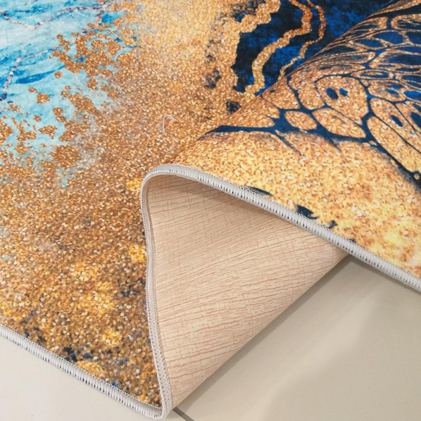 Modrý protiskluzový koberec s originálním motivem