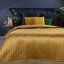 Zlatý dekoračný prehoz na posteľ s jemným prešívaním
