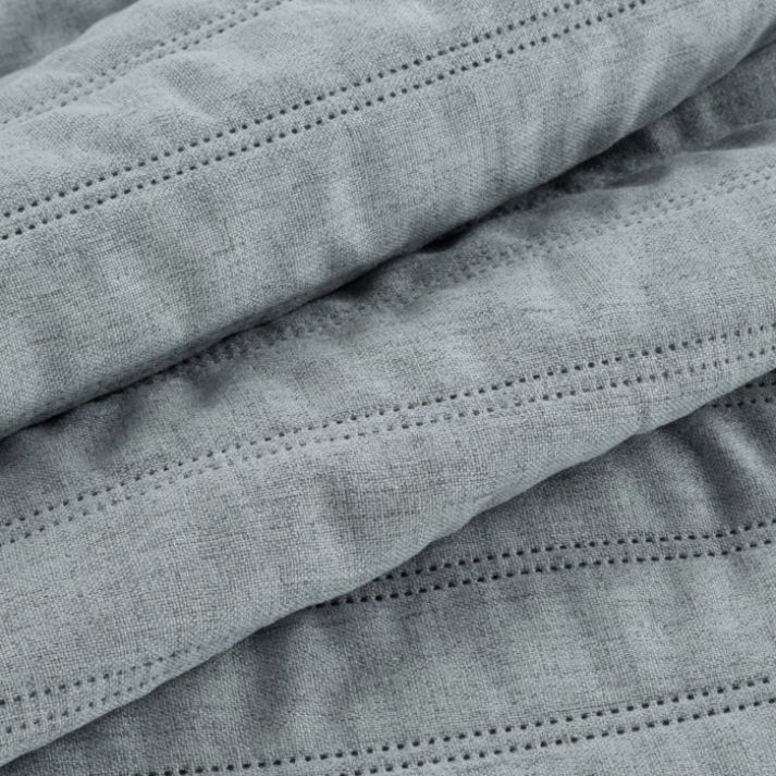 Prešito posteljno pregrinjalo z laneno teksturo - kovinsko modra