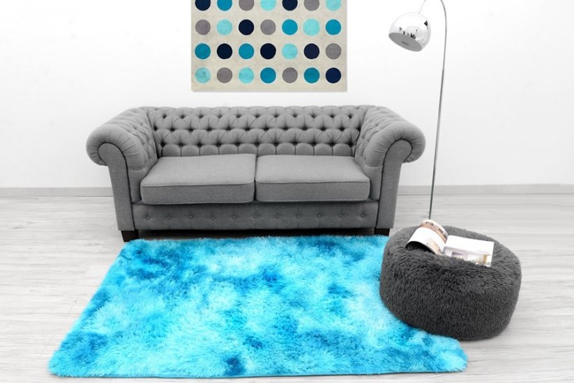 Ombre plyšový koberec modrej farby