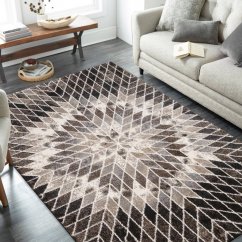 Hnědý vzorovaný koberec a abstraktním motivem