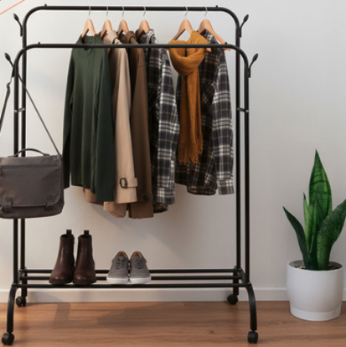 Stojanový vešiak na oblečenie s kolieskami – 150 x 110 x 57 cm