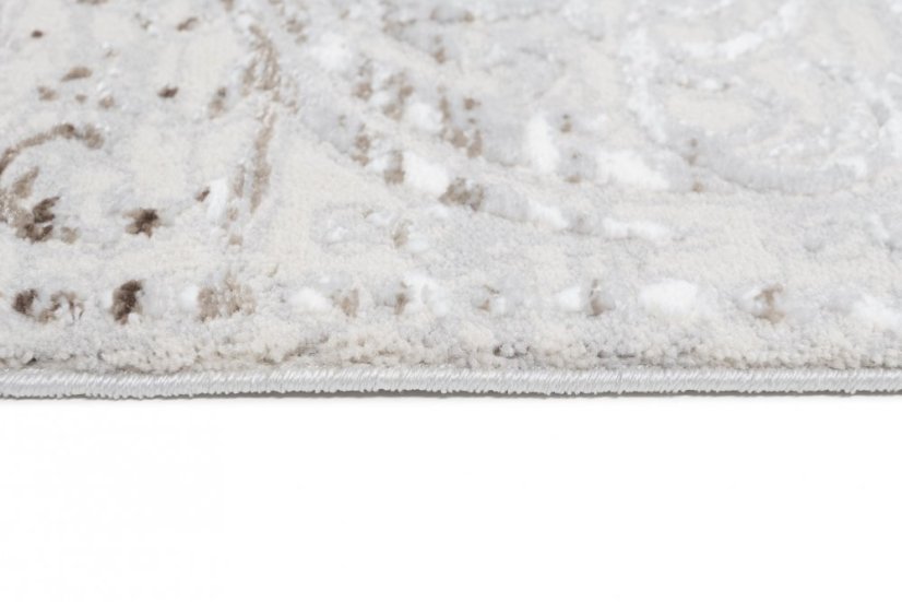 Dizajnový vintage koberec so vzorom v krémovej farbe