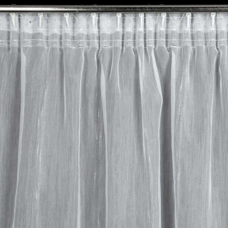 Bílá záclona s lesklými pruhy - elegantní záclona s pruhovanou páskou