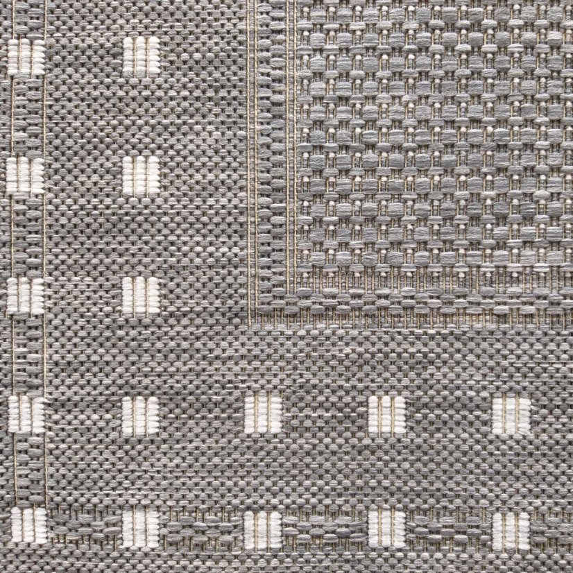 Jednofarebný sivý koberec s geometrickým vzorom