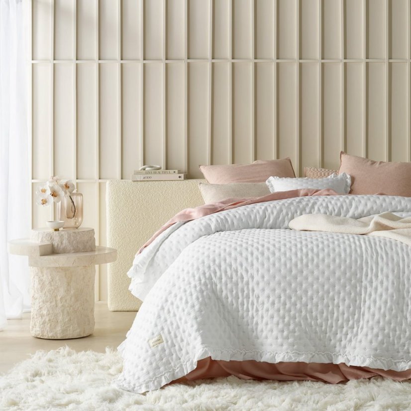 Prehoz na posteľ Molly bielej farby s volánom 200 x 220 cm