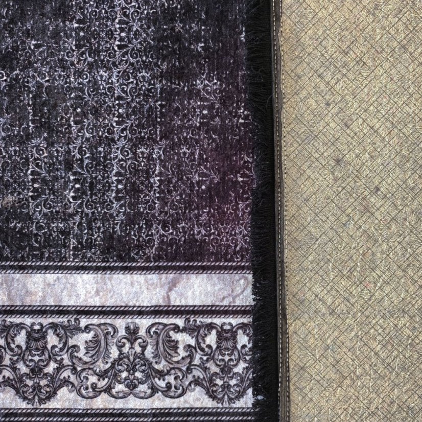 Elegantný čierny koberec s ornamentálnym lemom