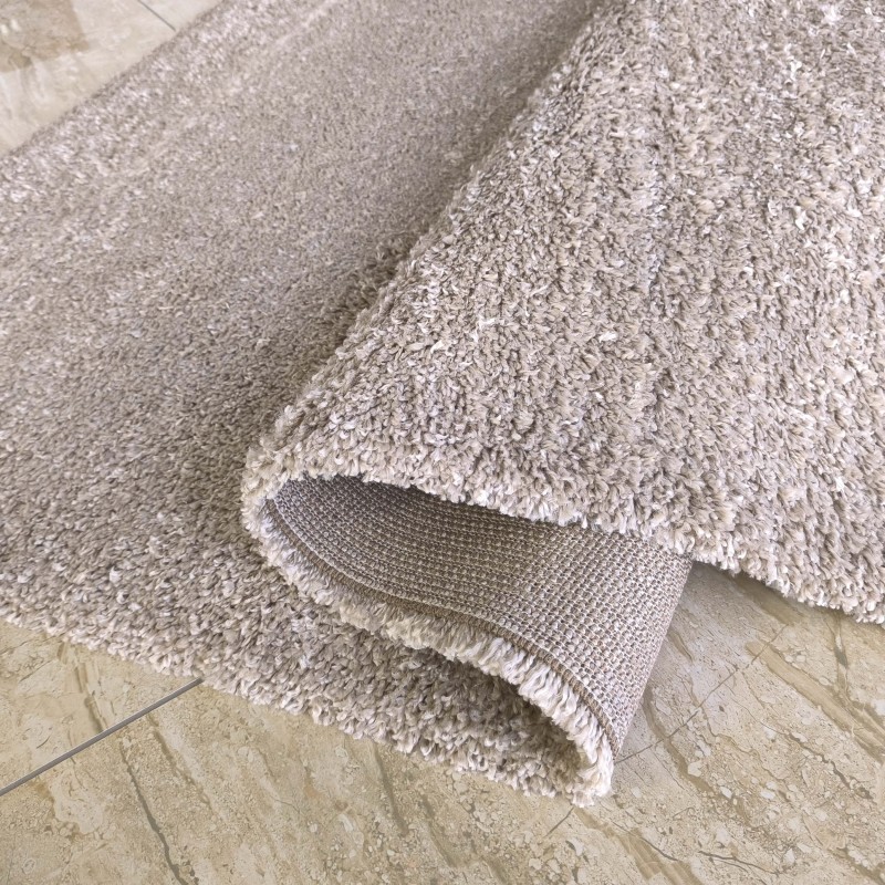 Moderný shaggy koberec v béžovej farbe