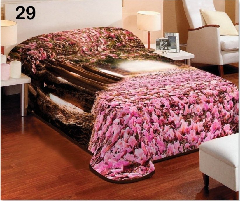 Růžová přikrývka a deka na válendu s rozkvetlou alejí