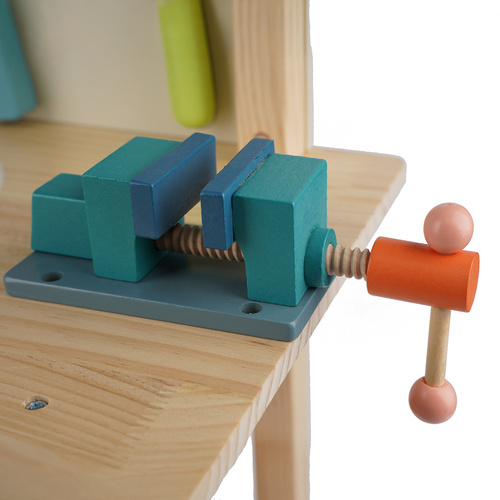 Gyermekműhely fából készült szerszámokkal