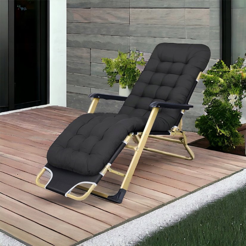 Gartenliegestuhl in goldener Farbe mit schwarzer Tasche