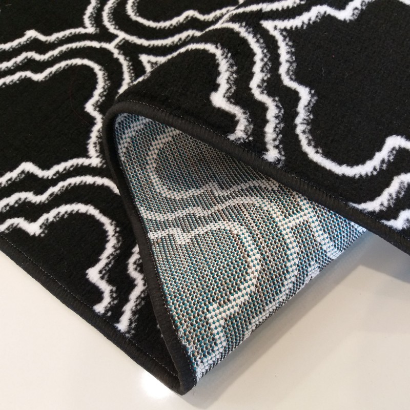 Качествен черен скандинавски килим с бял модел