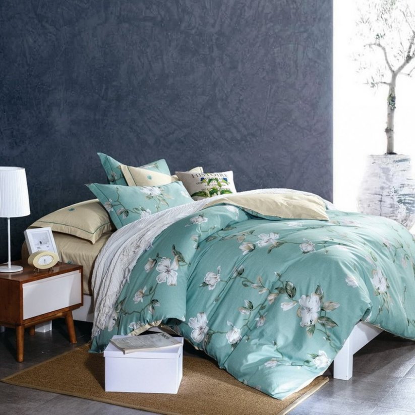 Gyönyörű, kényelmes pamut ágynemű fehér és kék színben, virágmintával kombinálva