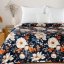 Cuvertură de pat matlasată în albastru marin cu model floral cu bujori