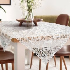 Față de masă albă elegantă cu margine de dantelă