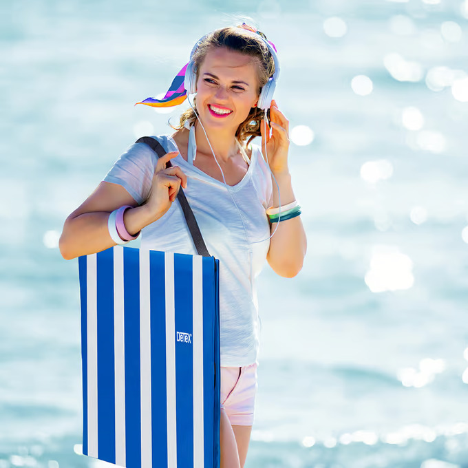 Oblazinjena zložljiva podloga za plažo z naslonom 158 × 56 cm