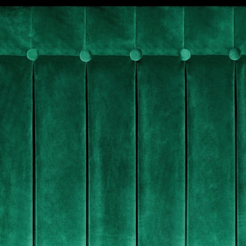 Zelený zamatový záves s ozdobným prešívaním a gombíkmi v hornej časti