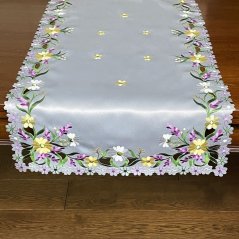 Weiße Tischdecke mit zarter Stickerei von Frühlingsblumen