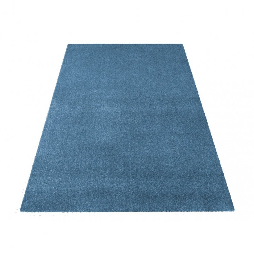 Jednofarebný koberec modrej farby 