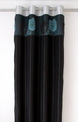 Draperie neagră cu model flori turcoaz